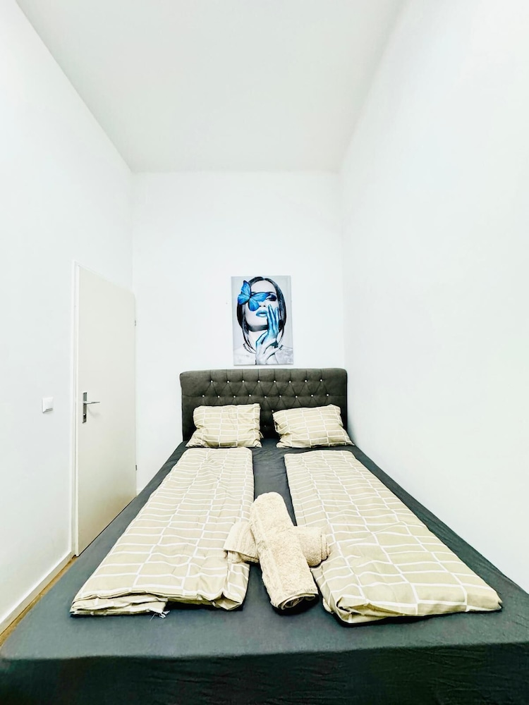 Family 9BR Apartment Near Augarten
