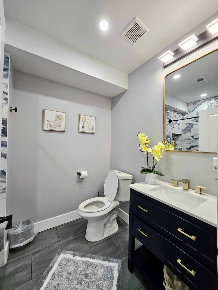 Cozy Home near City Center with Hot tub