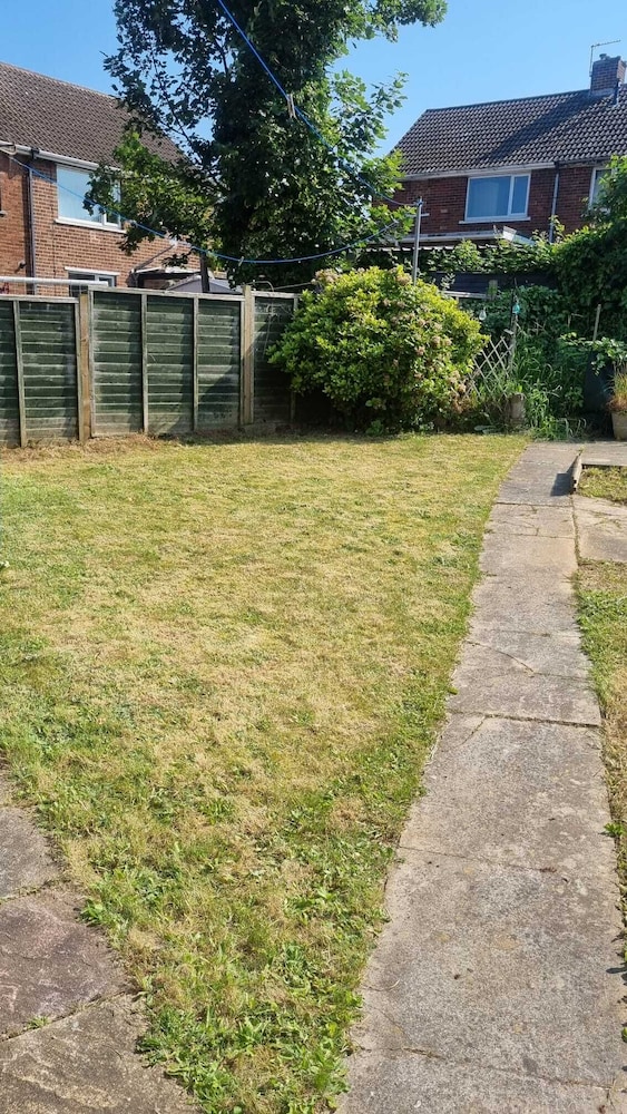 Doncaster-house-sleeps8-parking-garden