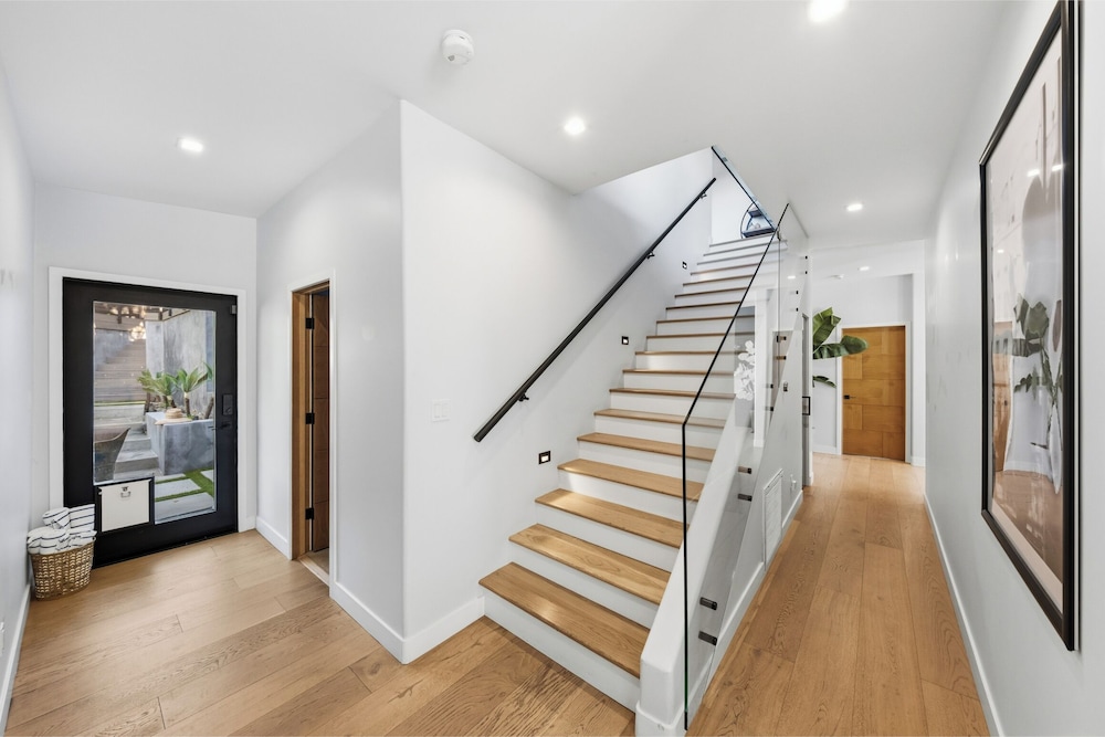 Farley Court - Stylish Hillside Residence With Stunning Views