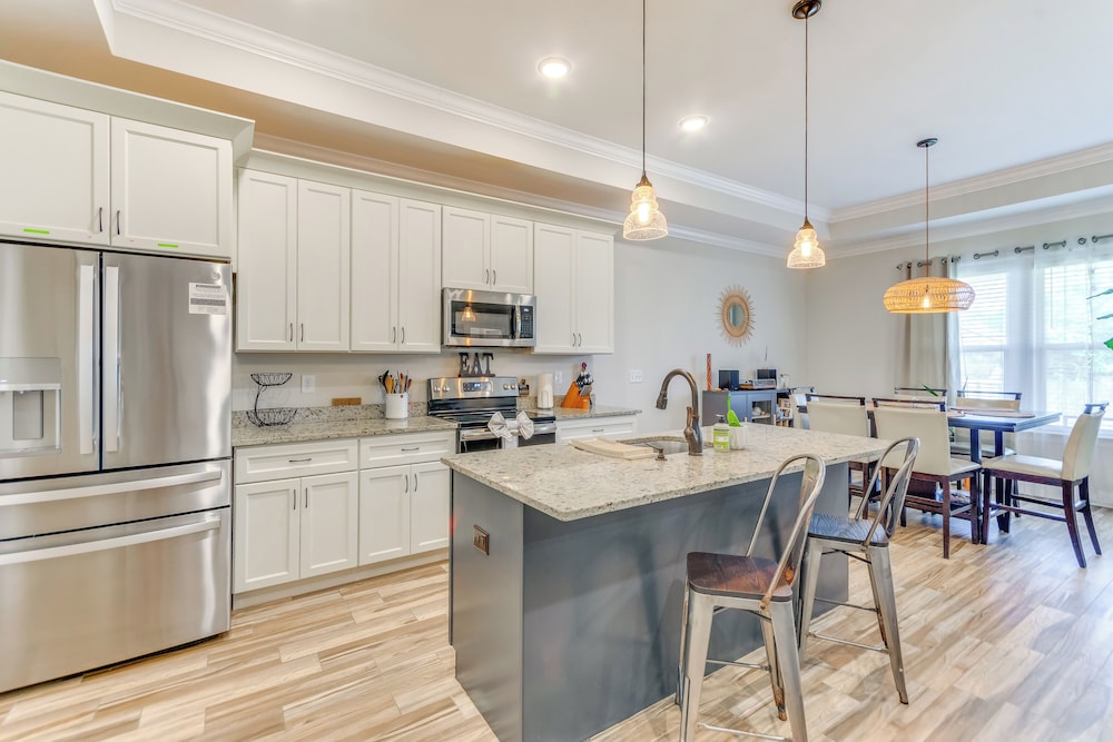 2 Mi to Beach: Bright Navarre Home w/ Fire Pit!