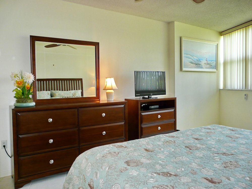 Cozy Beachfront Condo With Pool and Tennis Courts view 5