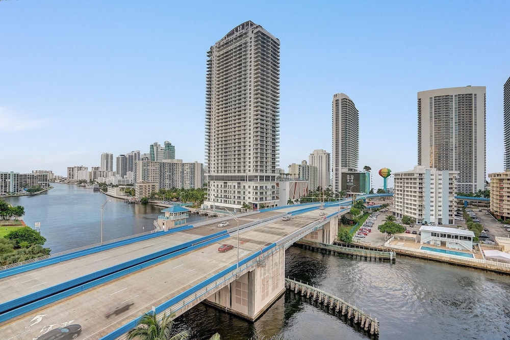 LUXURY 3BD APARTMENT BEACHWALK - Image 1