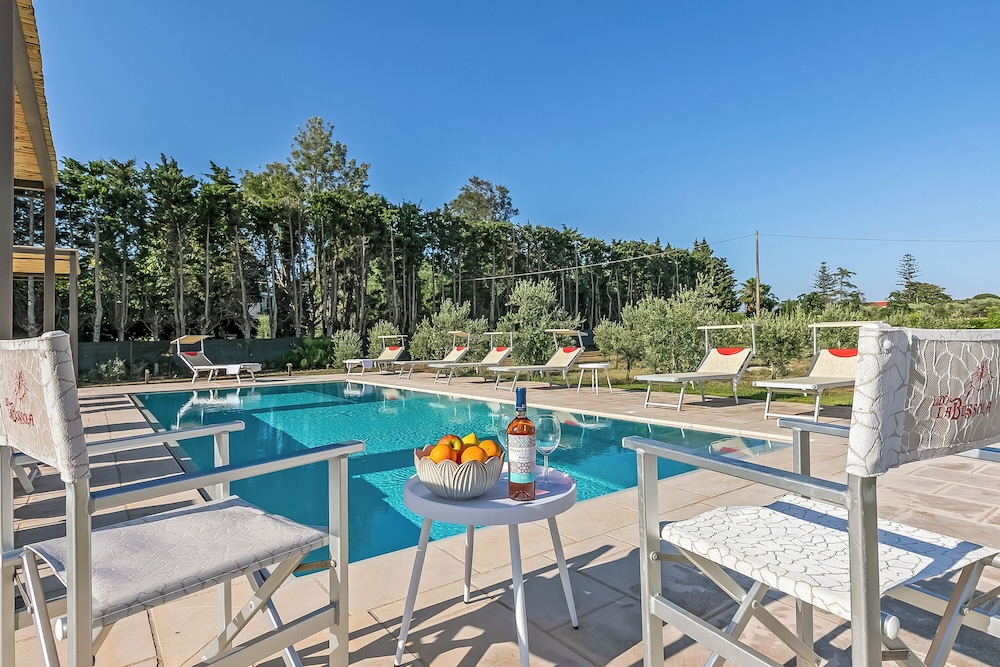 Villa Elysium With Pool And Garden
