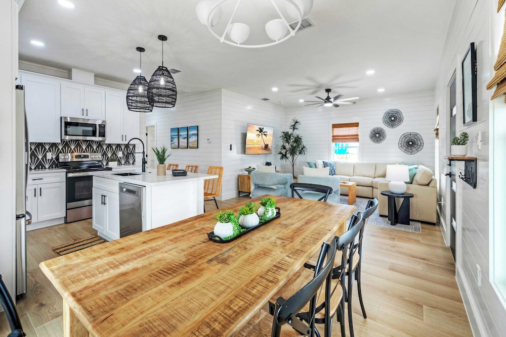 Sleeps 24 2 Homes, Priv Pool, Swing Bar, Patio Lounge Near Nature Preserve