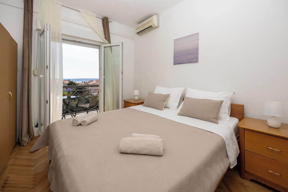 Double bed Room With Private Bathroom and Balcony view 4