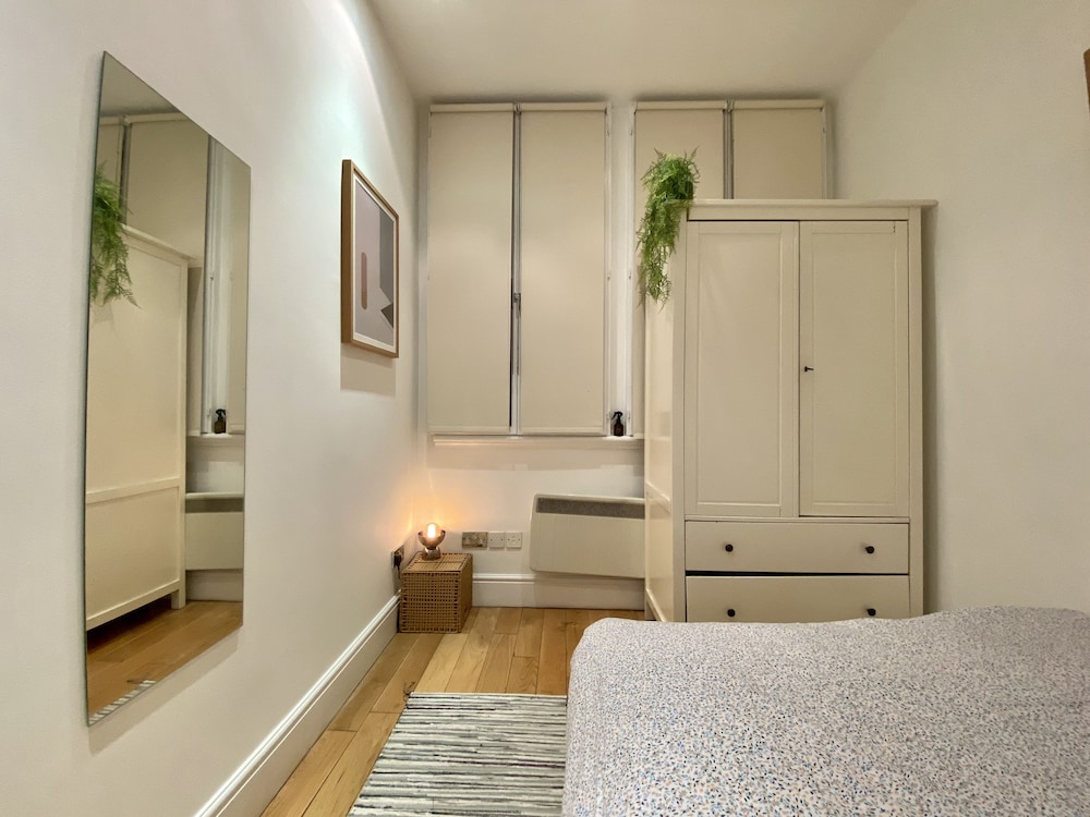 London Oasis - 2 Bedroom Apartment