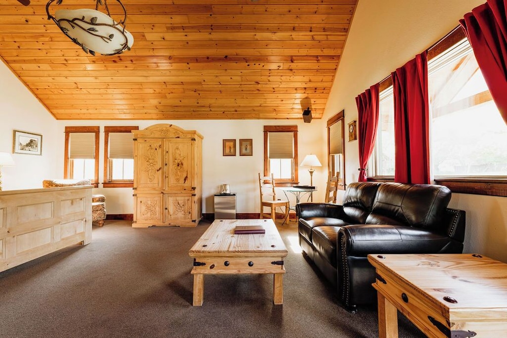 Chico Hot Springs Resort & Day Spa