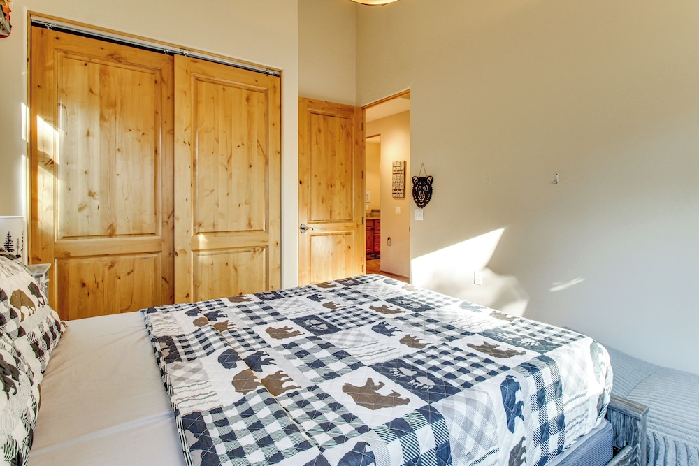 Close to Fool Hollow Lake! Show Low Cabin Getaway