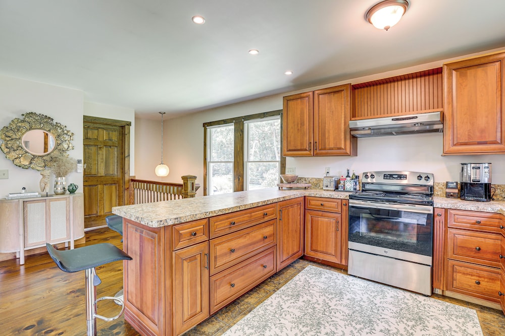 Walk to River: Couples Retreat in Kintnersville!