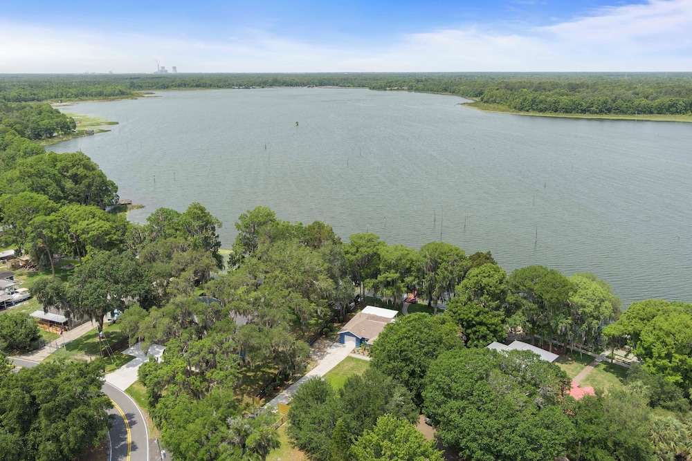 Welcoming Little Blue Lakehouse in Crystal River