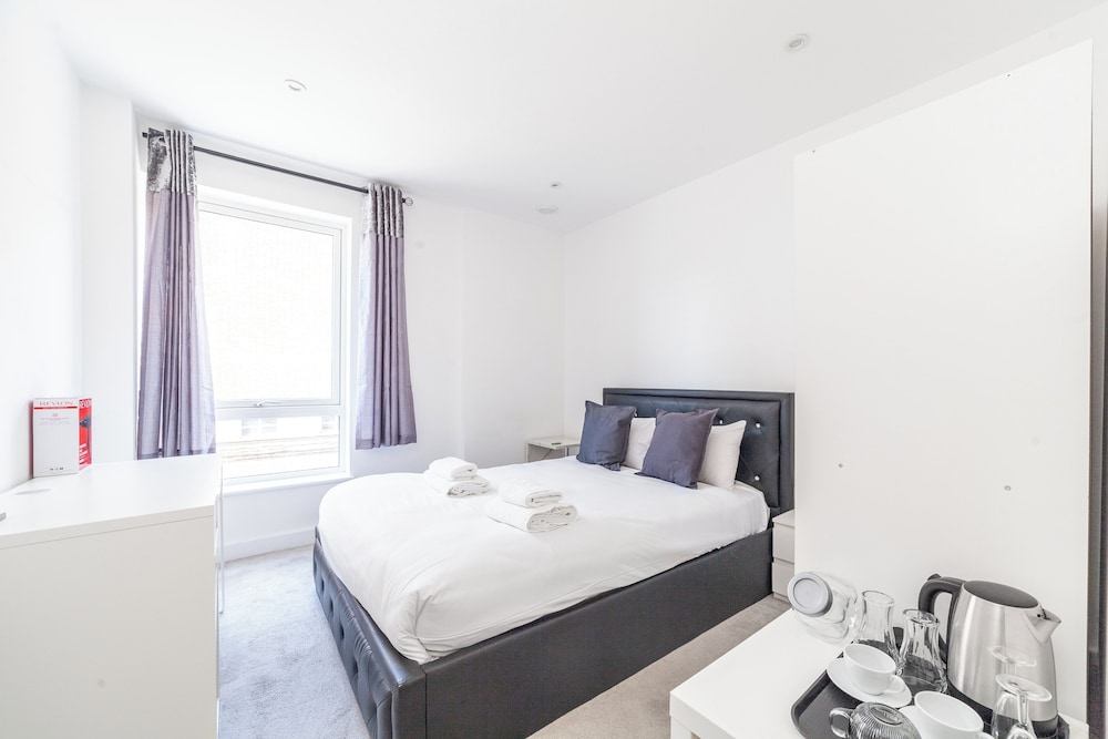 Stunning 5 Bedroom Retreat London view 2