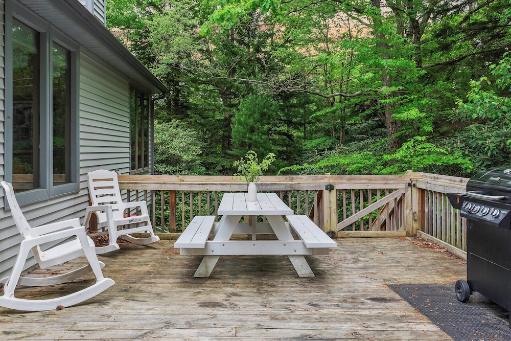 Harmony Ridge by Avantstay Fireplace, Large Deck & Forest Views view 4