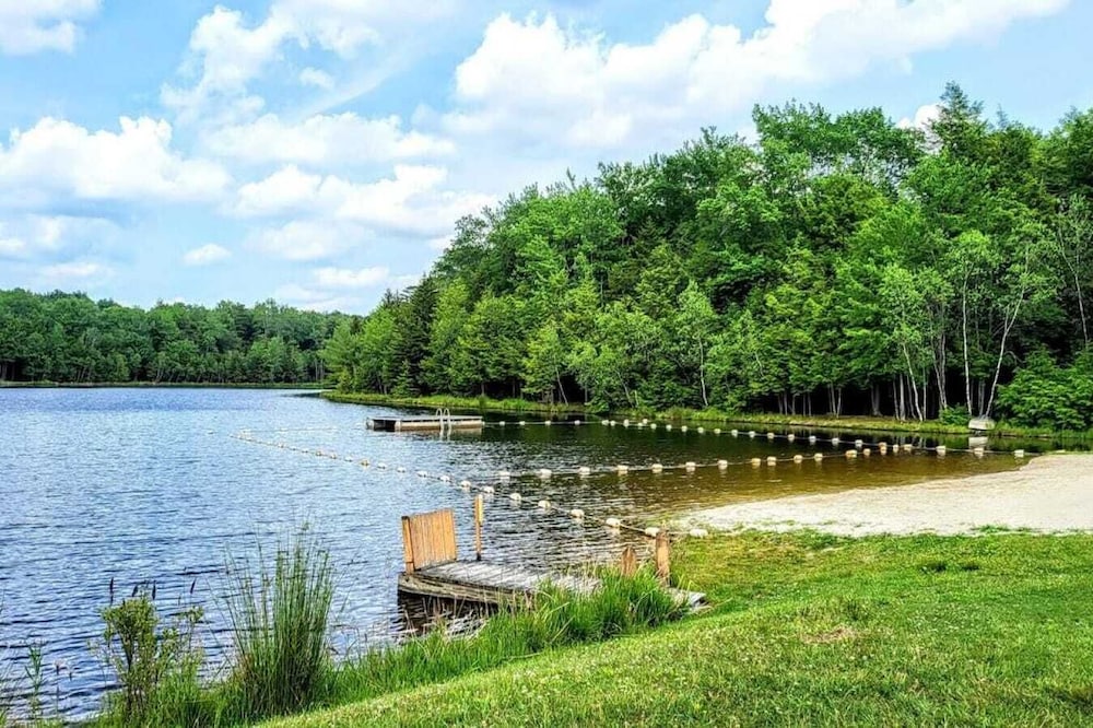 Lakeshore Oasis by Avantstay Private Beach, Views, Hot Tub, Volleyball