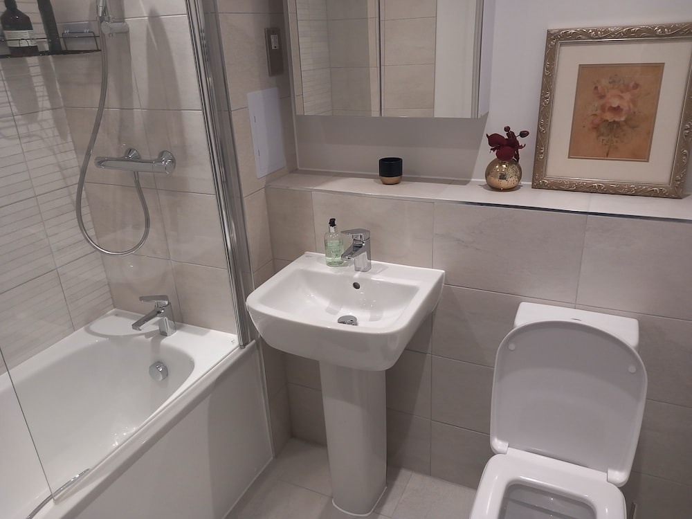 Room-charming Loughton Apartment With Ba