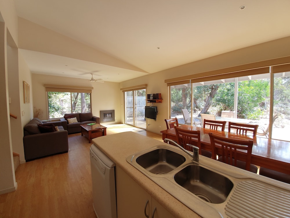 Waterfront Retreat At Wattle Point