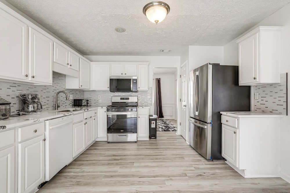 14 Mi to Lake Lanier: Family Home w/ Yard