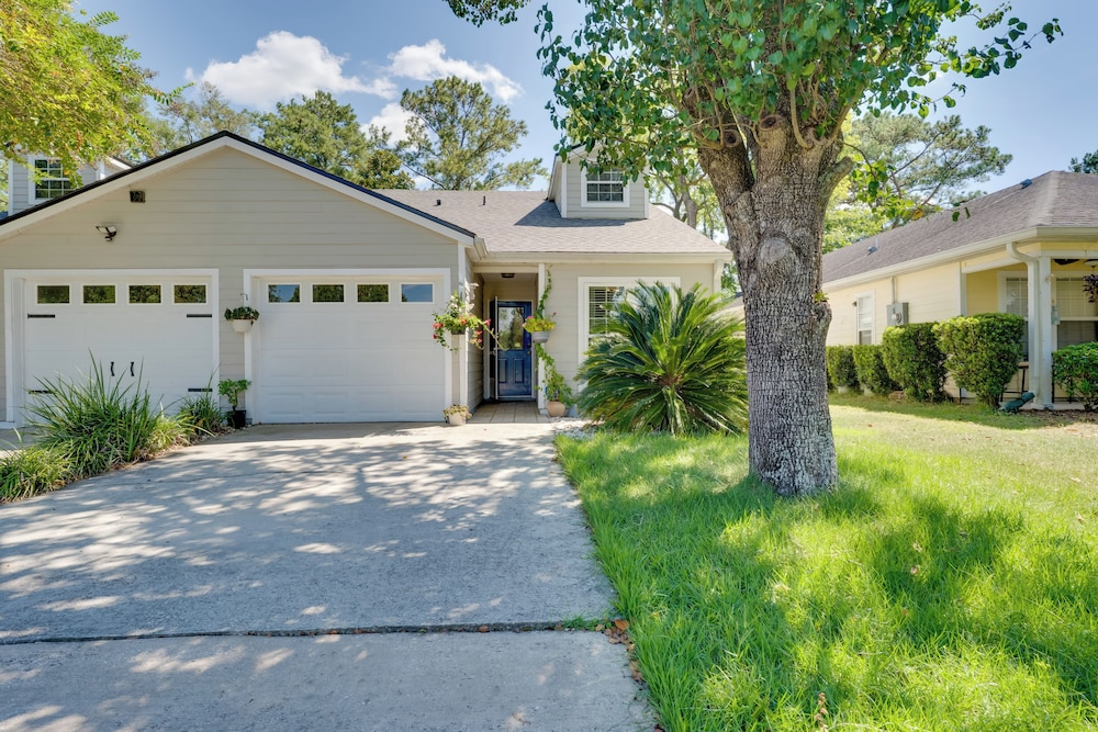 Golf Course Community Home Near Springs & Swimming
