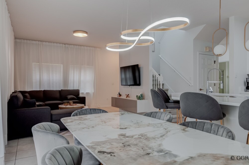 8523 Charming Townhouse Perfect for Family view 5