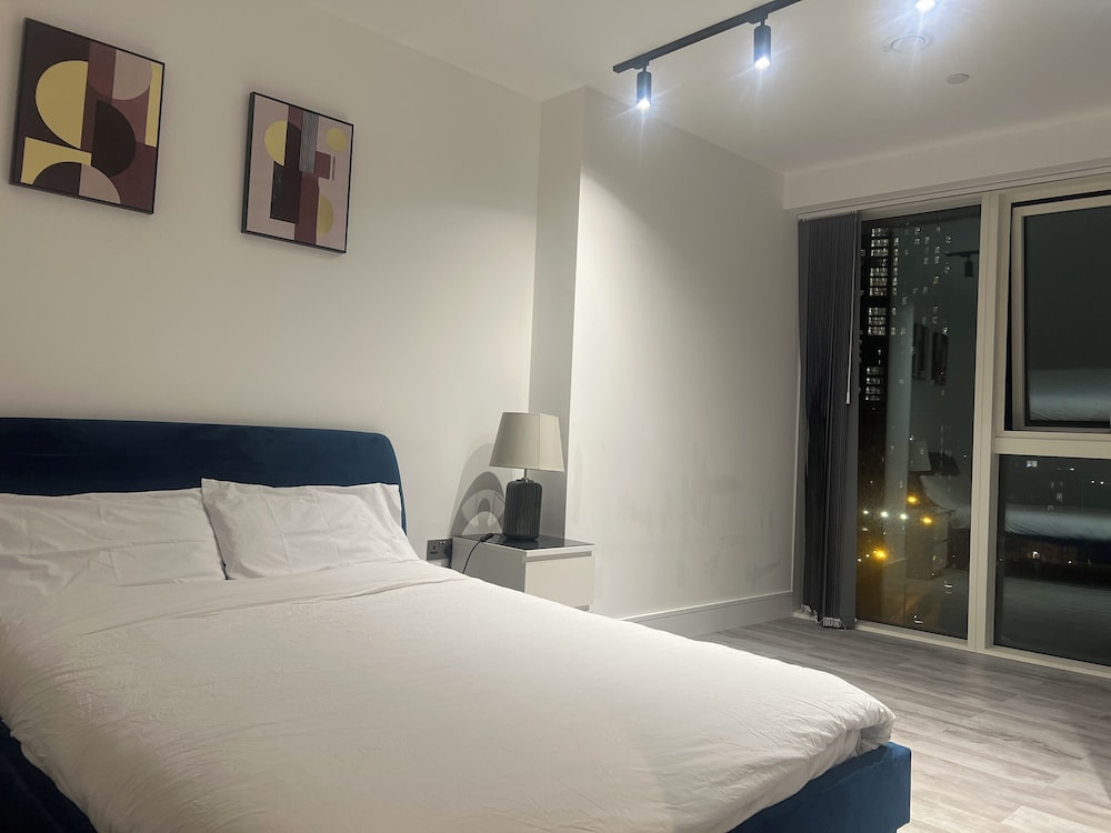 Luxurious 1-bed Apartment in London view 4