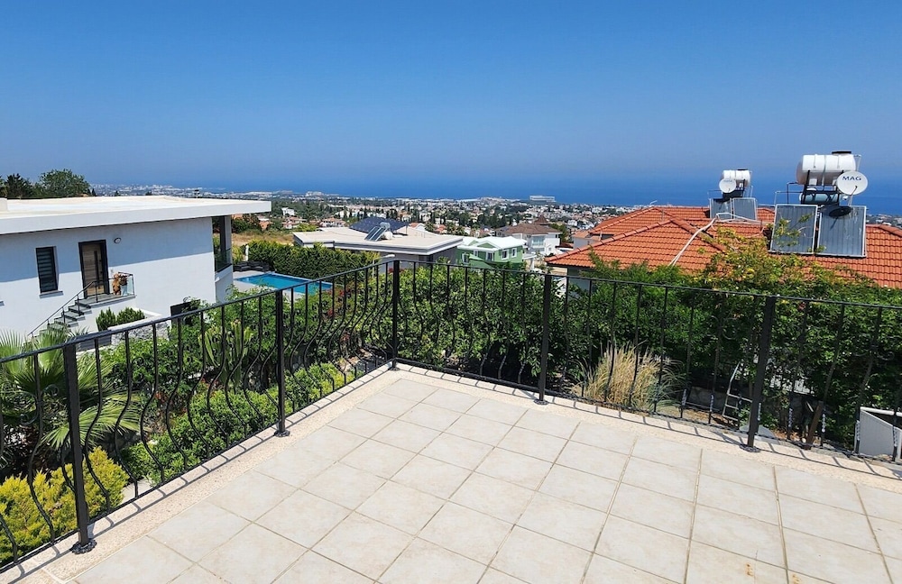 Beautiful Villa Within Easy Distance to Attraction