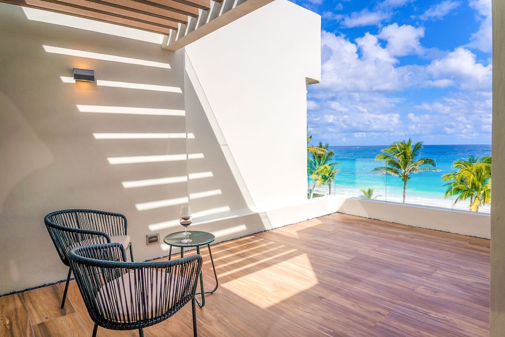 Luxury beachfront villa at Nizuc