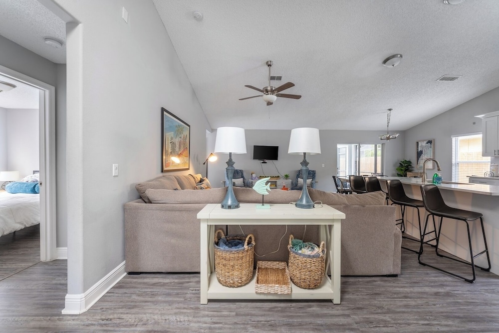 Heated Pool & Bathtub 4BR Near Disney