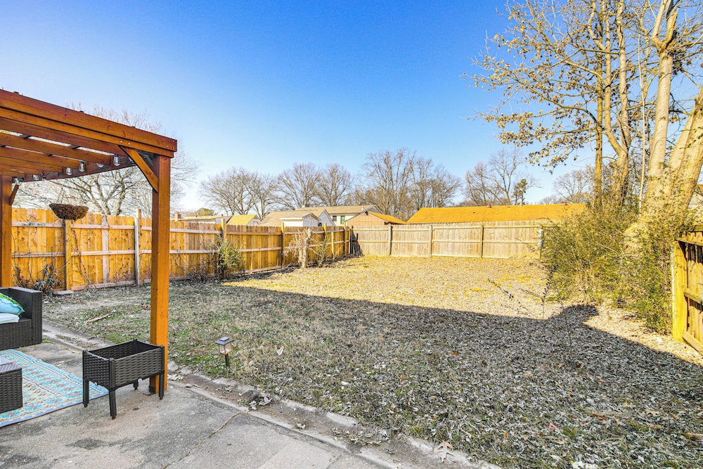 17 Mi to Dtwn Memphis: Townhome w/ Fenced Yard!