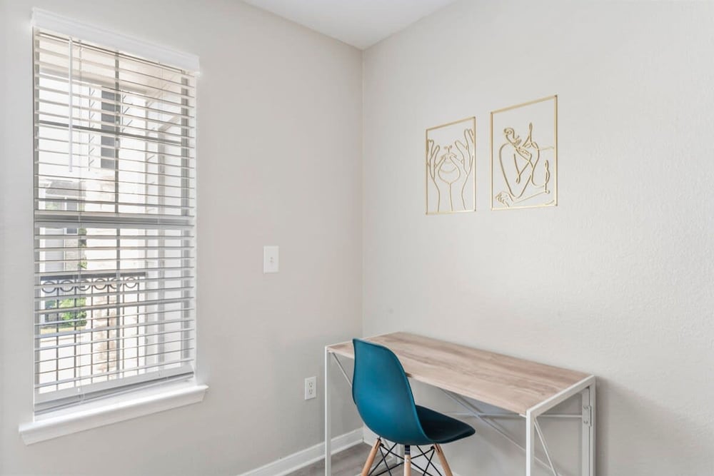 Ideal 2BR King Suite w Gym Pool Close to Downtown