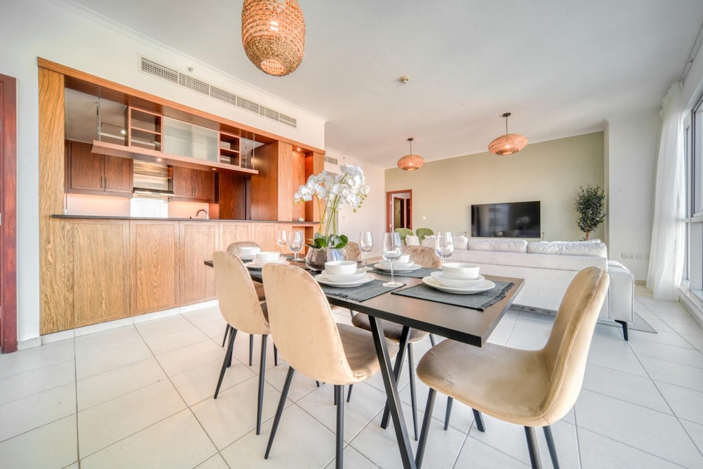 Urban Chic Downtown Apt w Dubai Fountain Views