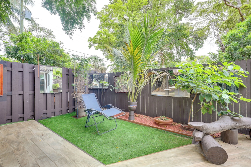 3 Mi to Beach: Hollywood Treehouse w/ Deck & Yard!