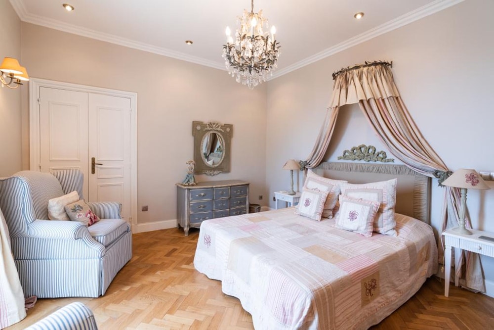 Charming 2 Bedroom apt in Central Cannes Walking Distance to Beaches Croisette and the Palais - 678