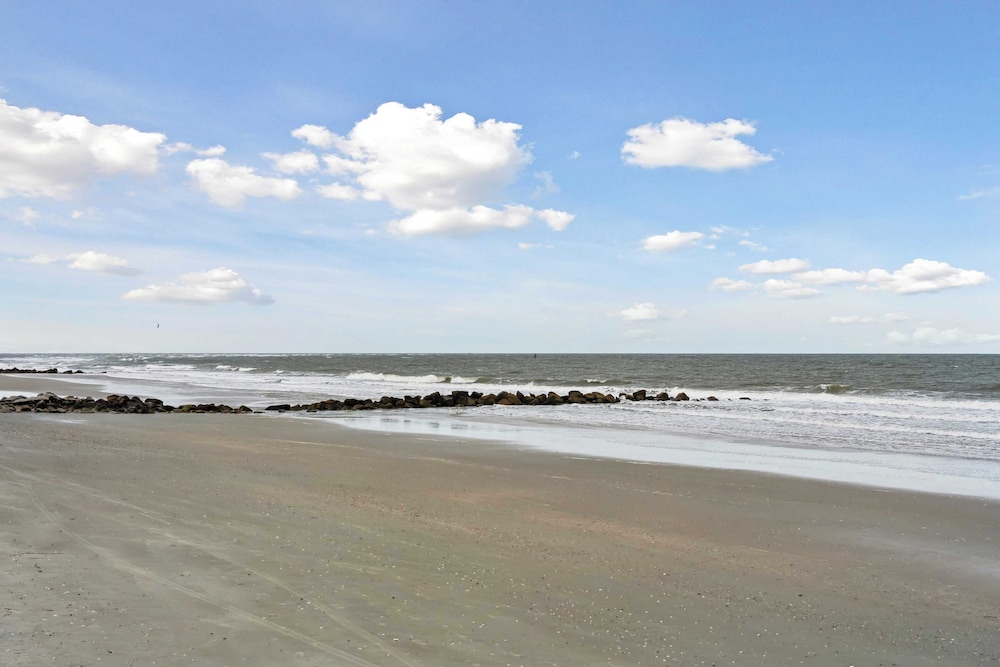 Oceanfront w/ Pool, Panoramic Deck Views, 5bdr Folly Ocean Breeze by Avantstay