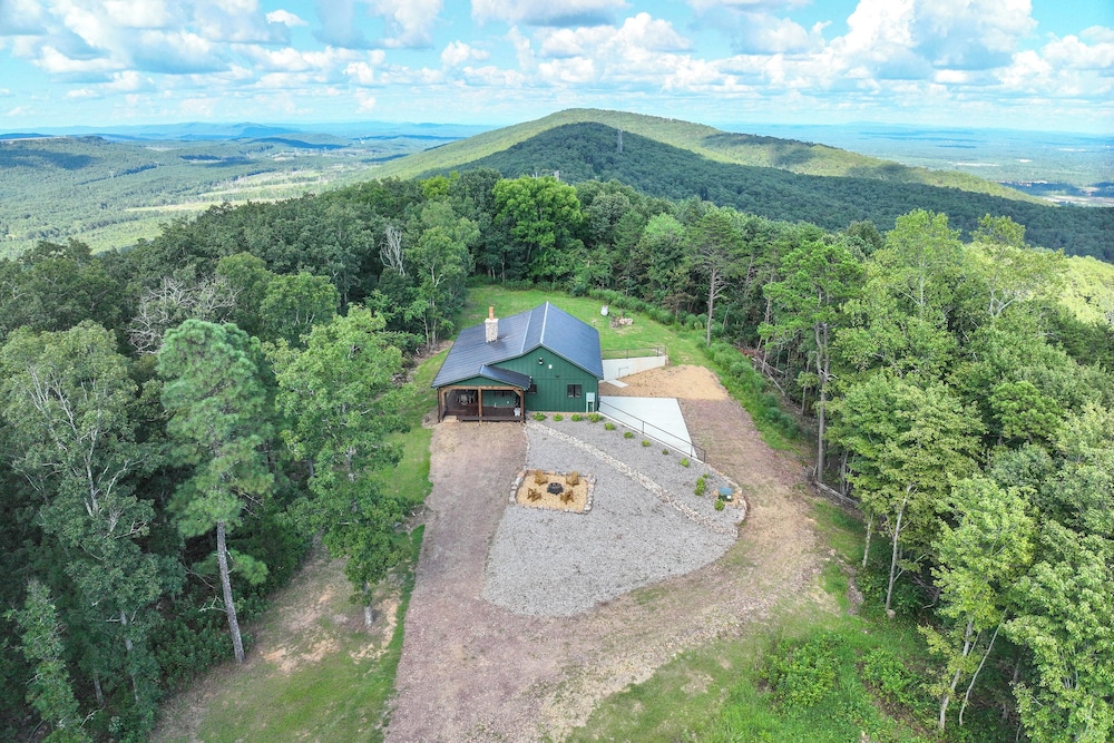 400 Acres on Lavender Mtn: Getaway w/ Hot Tub!
