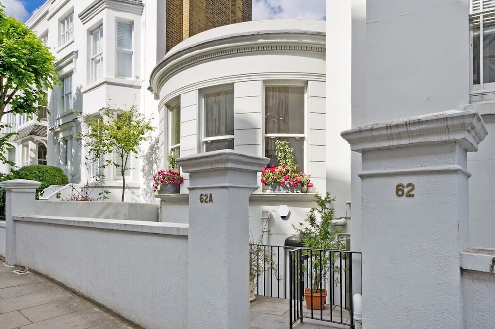 Large 2 Bedroom Kensington Garden Flat
