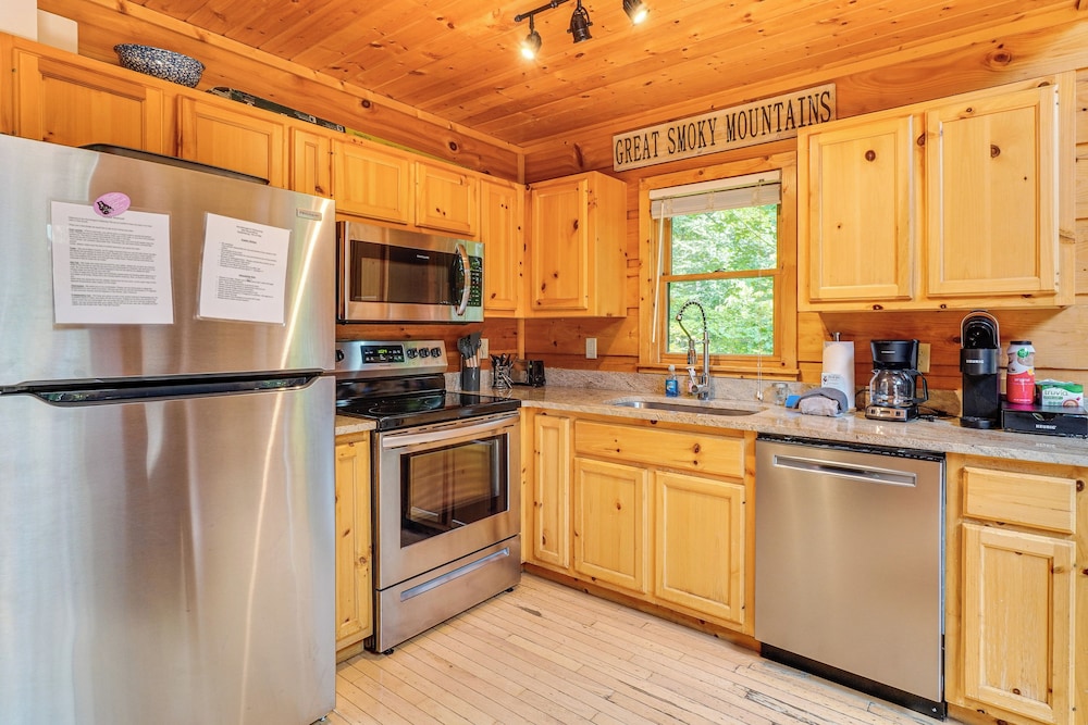 Hot Tub & Game Area: Rustic Cabin 5 Mi to Gsmnp