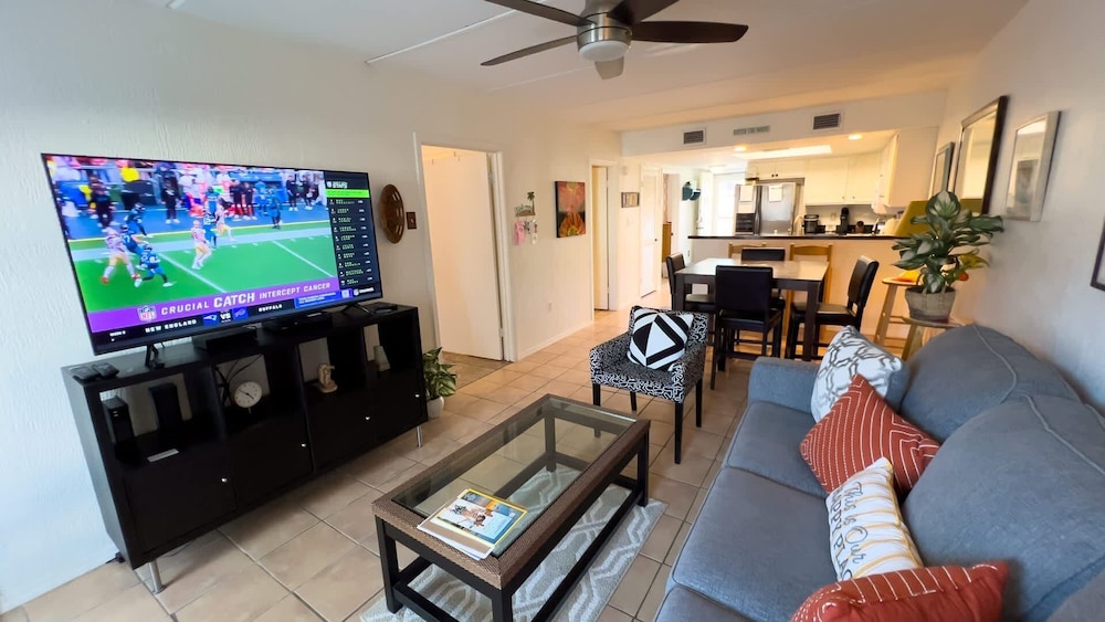 Cozy Family Retreat Steps To Beach Pool / Hot 2 Bedroom Apts