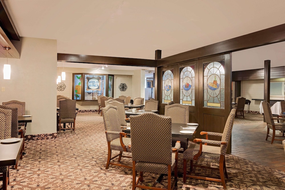 North Bay Vacations - Ramada by Wyndham Pinewood Park Resort North Bay - Property Image 1