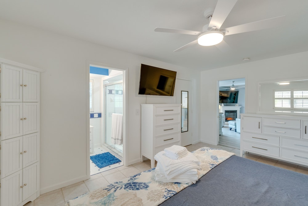Sarasota Home w/ Pool: 4 Mi to Siesta Key Beach!