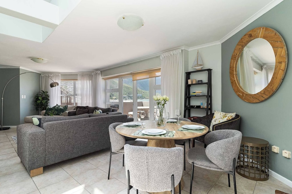 Beachfront Villa Sea Breeze, Hout Bay, Cape Town