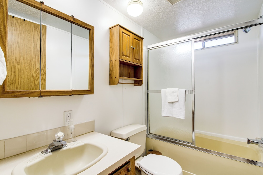 Quiet Lakefront Retreat < 2 Mi to Heceta Beach!