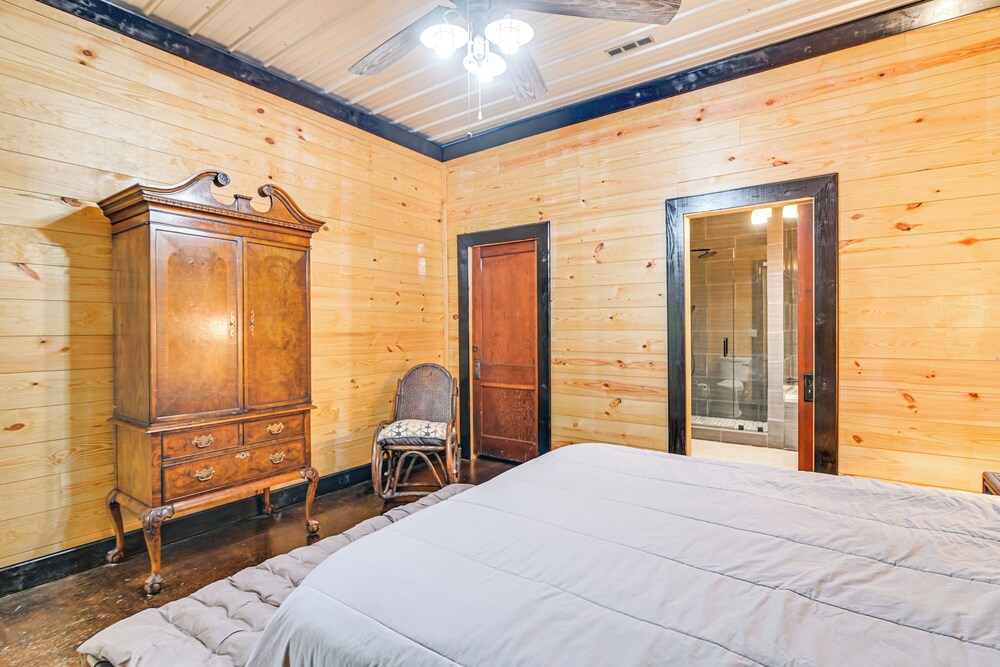 Upscale Getaway on Smith Lake w/ Boat Dock