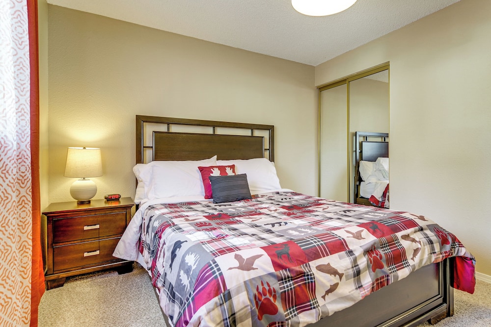 Family Retreat w/ Hot Tub & Game Room in Everett!