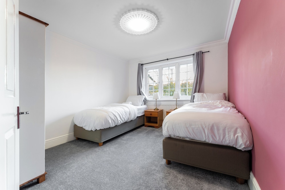 4-bed Home in Purley Near Gatwick Airport London