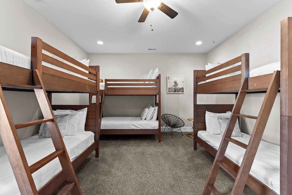 Luxury Lakefront Stay Private Dock, Indoor/outdoor Pool The Retreat
