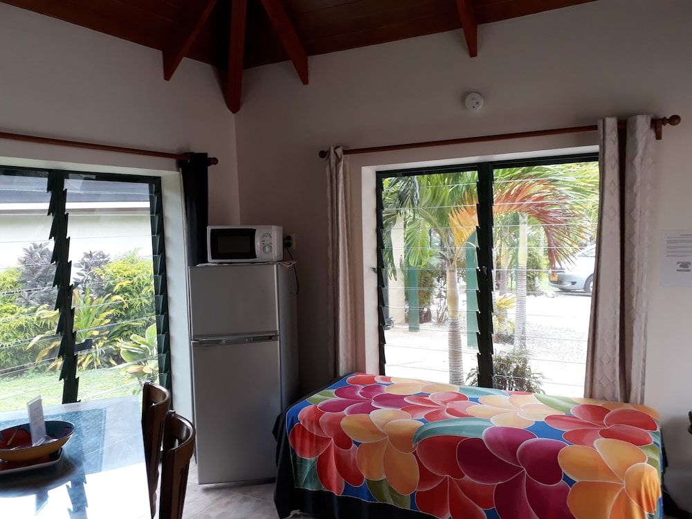 Dorothy's Muri Beach Bungalows