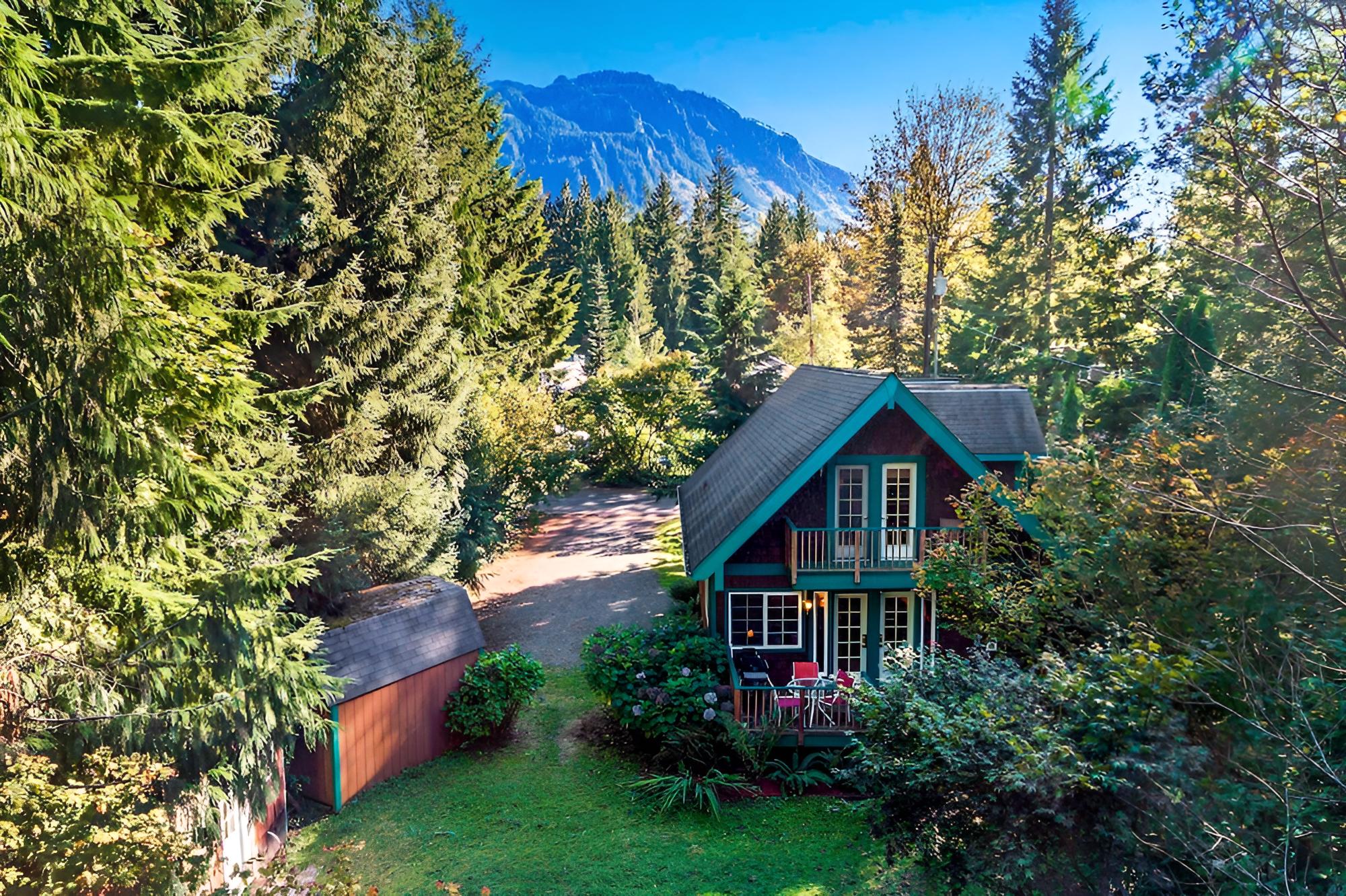 Riverfront Gold Bar Cabin by Hiking & Stevens Pass view 4