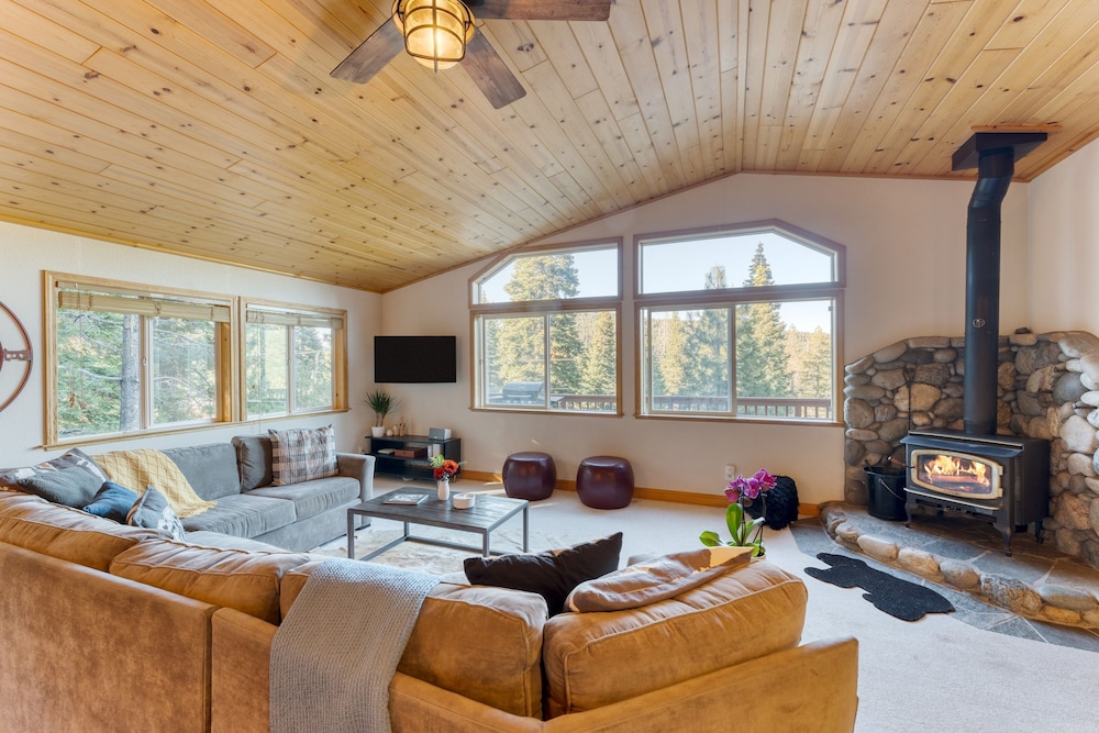 Golden Summit by Avantstay Stunning Secluded Cabin w Access to Tahoe Donner
