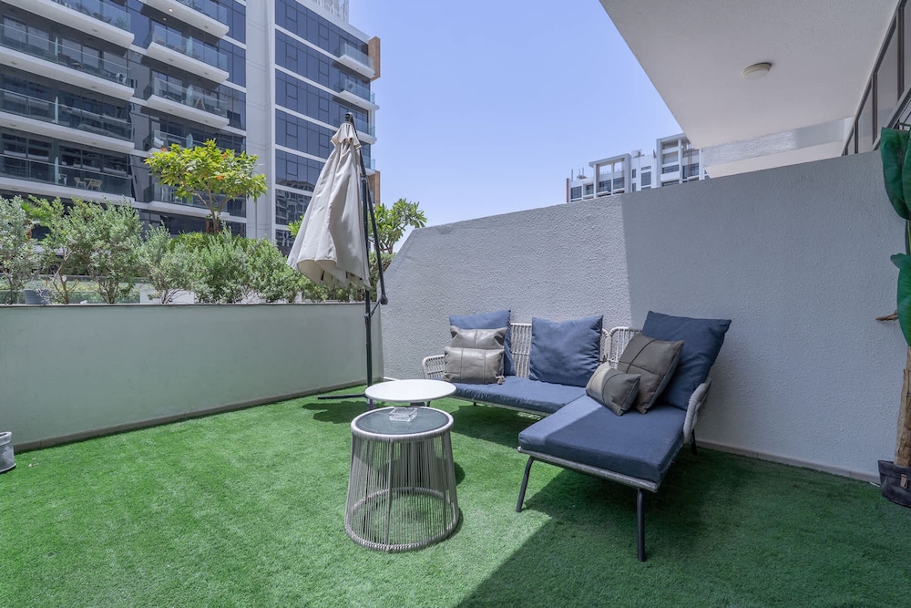 Elegant Studio With Garden in Meydan - Dubai