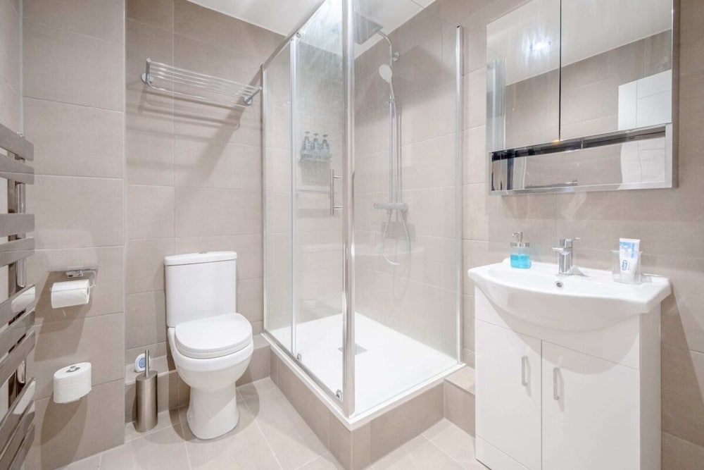 Central 2BD Flat w/ River View Balcony - Vauxhall!